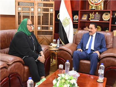 محافظ مطروح ورئيس الإدارة المركزية لوحدة السكان بوزارة التنمية المحلية