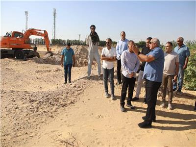 محافظ الوادي الجديد يتفقد أعمال تثبيت الرمال المتحركة على طريق الخارجة
