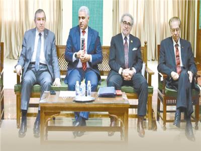  د.عصام شرف - رئيس الوزراء الأسبق ود. علاء عبد الهادى - امين عام اتحاد الادباء والكتاب العرب