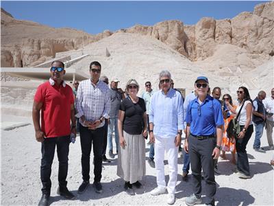 صورة تذكارية لوزير السياحة مع بعض سياح وادي الملوك بالبر الغربي