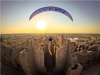 الطيران الشراعى والمظلي يزينان سماء البر الغربى للأقصر 