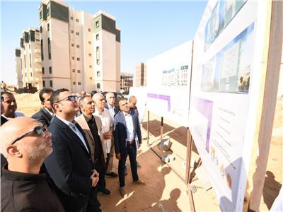 وزير الإسكان يتفقد الطرق والمحاور