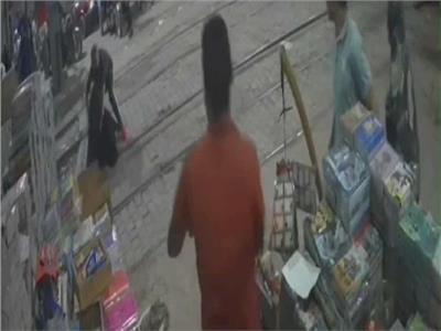 مراقب مزلقان ينقذ سيدة من الموت تحت عجلات قطار في المنيا 