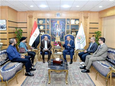 رئيس جامعة المنصورة يلتقي إدارة مكتب العلاقات الدولية