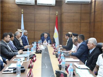 محافظ البحر الأحمر يتابع سير العملية الانتخابية من غرفة العمليات 