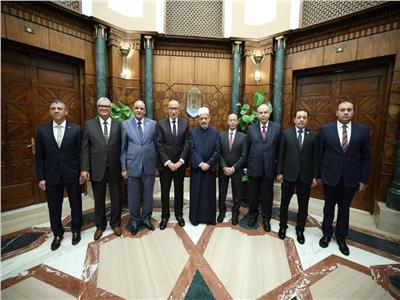 الإمام الأكبر شيخ الأزهر ورئيس محكمة النقض والوفد المرافق