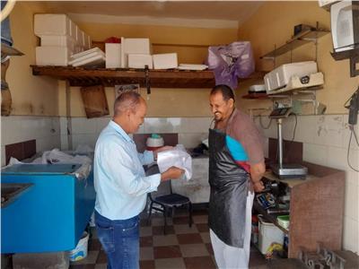 البيئة تواصل الرقابة على المحال التجارية ومتابعة حظر الأكياس البلاستيكية بسفاجا 