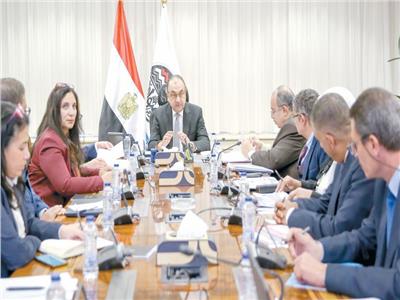 شيمى: تعزيز خطط تطوير شركات قطاع الأعمال العام