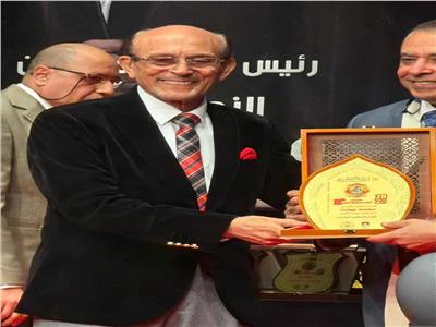 خلال تكريمه في مهرجان "آفاق".. محمد صبحي يطمئن جمهوره على حالته الصحية
