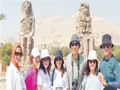 المرشدة السياحية خلال لقائها مع عدد من الزائرين بالأقصر