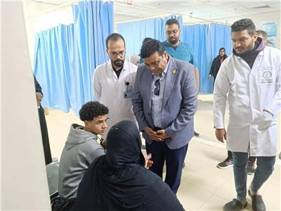 الدكتور محمد عبد الهادي، مدير فرع هيئة الرعاية الصحية بأسوان خلال الجولة