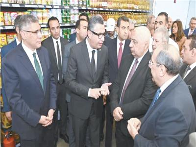 وزير التموين خلال افتتاح فرع «كارى أون»
