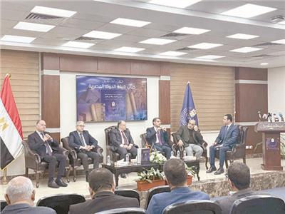 د. أسامة السعيد يتحدث خلال الندوة بحضور د. على الغمراوى وكبار الكتاب