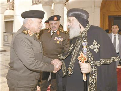 البابا تواضروس يتلقى التهنئة من وزير الدفاع