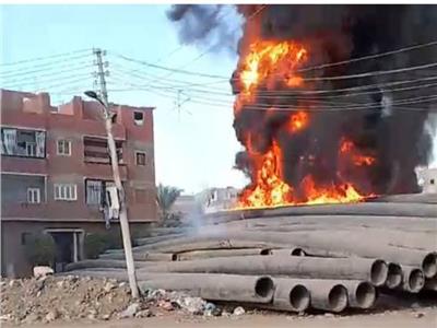 حريق هائل في مواسير صرف صحي بقرية سنتريس بالمنوفية| صور