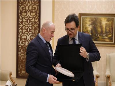 وزير الثقافة يلتقي نظيره بجمهورية رومانيا