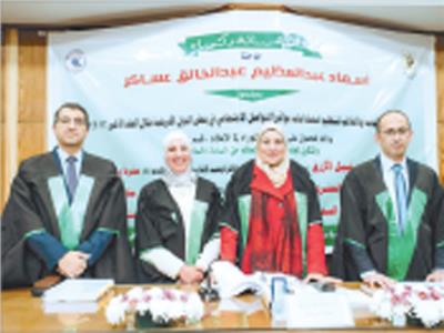 دكتوراة عن ضوابط السوشيال ميديا