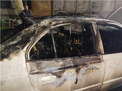 إنقاذ طفل وسيدتين في حريق سيارة أجرة بوسط البلد| فيديو