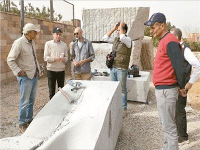 «السطوحى» خلال زيارته لموقع سيمبوزيوم أسوان