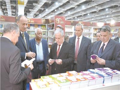 المهندس عبد الصادق الشوربجى خلال جولته فى أجنحة المؤسسات الصحفية القومية