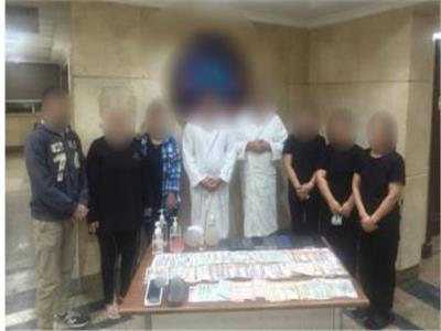المتهمون وامامهم المضبوطات