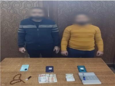 المتهمين وامامهم المضبوطات