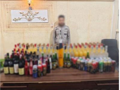 المتهم وأمامه المضبوطات