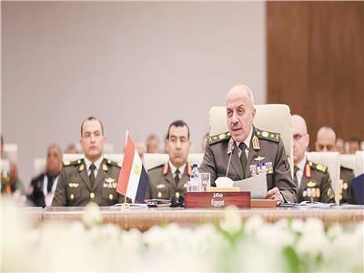بعد زيارة رسمية إلى ليبيا ..الفريق أحمد خليفة رئيس أركان حرب القوات المسلحة يعود إلى أرض الوطن