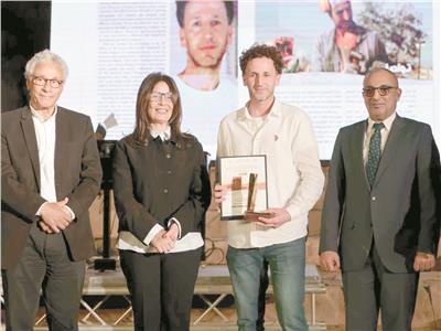 وزيرة الثقافة تكرم الفائزين فى سمبوزيوم أسوان