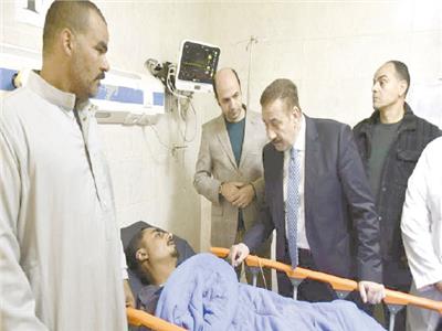 محافظ بورسعيد خلال زيارته للمصابين