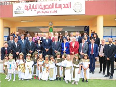 وزير التعليم خلال زيارته إحدى المدارس المصرية اليابانية