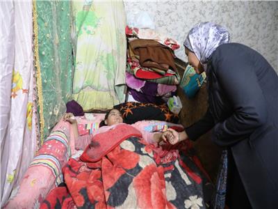 تدخل إنساني من محافظ أسوان لعلاج طفلة سقطت فى الصرف الصحي