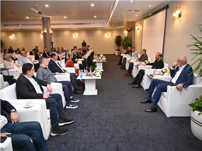 مستثمرو جنوب سيناء يطرحون تحديات التراخيص وتسعير الأراضي أمام وزير السياحة والمحافظ