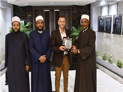 محافظ أسوان: التنسيق بين المحافظة والمنطقة لتكثيف القوافل الدعوية