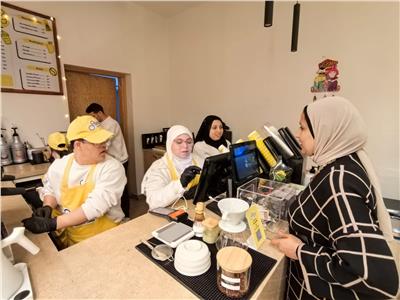 أول «كافيه دمج».. «الأخبار» تشاركهم فرحة المشروع بعد تقديم «قهوة الرئيس» | فيديو