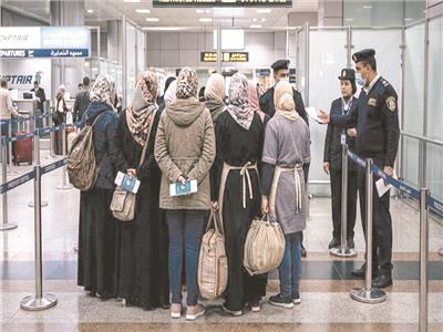 لماذا قنّنت الحكومة عمل النساء فى بعض المهن بالخارج؟