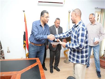 محافظ البحر الأحمر يسلم عقود 493 وحدة سكنية بالقصير
