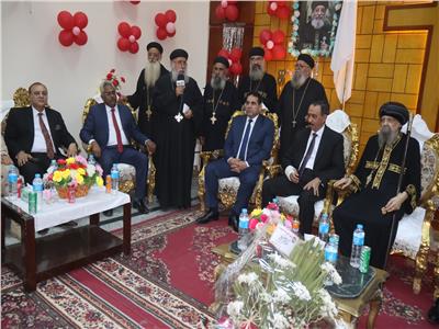 محافظ سوهاج يختتم الجولة بتهنئة الأخوة الأقباط 