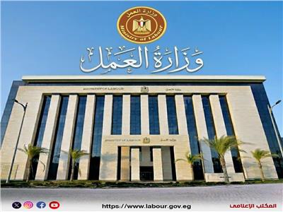 دون اللجوء للقضاء.. العمل تعيد 35 ألف جنيه مستحقات عمالية 