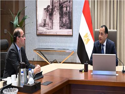 رئيس الوزراء يستعرض مع وزير المالية