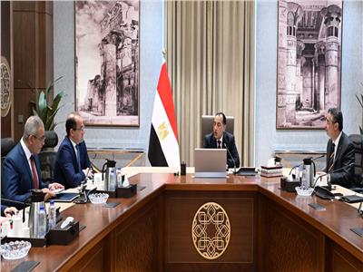 رئيس الوزراء يتابع إجراءات توفير مخزون مطمئن من السلع 