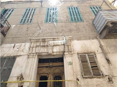 نيابة محرم بك تبدأ تحقيقات موسعة في انهيار سقف عقار بالإسكندرية ووفاة 3 أشخاص