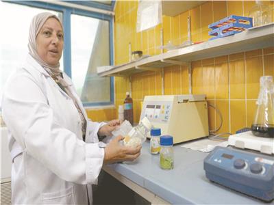 الباحثة د. منال شلبى تحمل منتجها الجديد