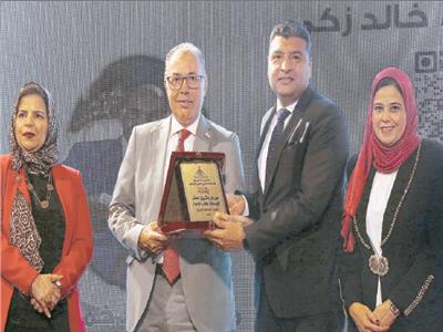  تكريم الكاتب الصحفى محمود بسيونى بمهرجان أكاديمية الشروق