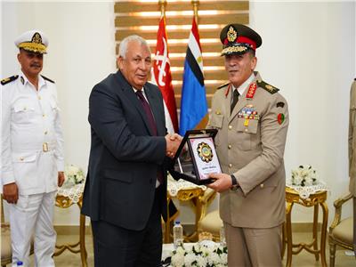 محافظ مطروح وقائد المنطقة الغربية يضعان إكليل الزهور على النصب التذكاري للشهداء