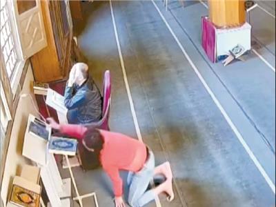 المتهم أثناء سرقة التليفون المحمول