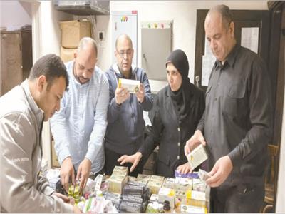 أعضاء لجنة العلاج الحر داخل العيادة المزيفة