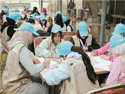 عدد من الطالبات أثناء أداء الجانب العملى وربط المناهج بسوق العمل