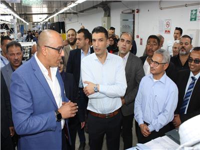 وزير الصناعة ومحافظ بني سويف يتفقدان مجمع الأسمنت ومصانع الملابس
