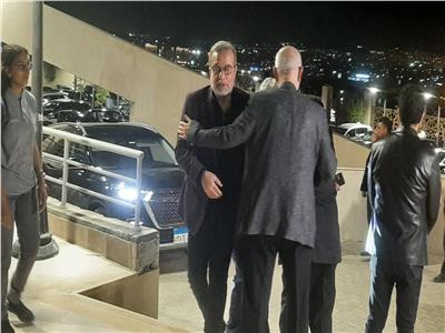 شريف منير يصل عزاء هاني شاكر بمسجد أبو شقة